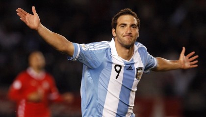 爱游戏-英超激烈开战，精彩反击和神级扑救轮番上演，英超 激烈