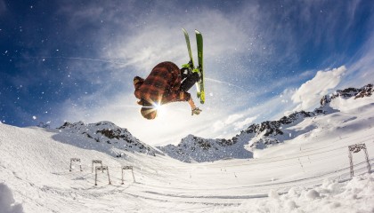 爱游戏入口-UFC冠军赛延期，对手签证问题致使比赛推迟，ufc2020年比赛时间表及地点