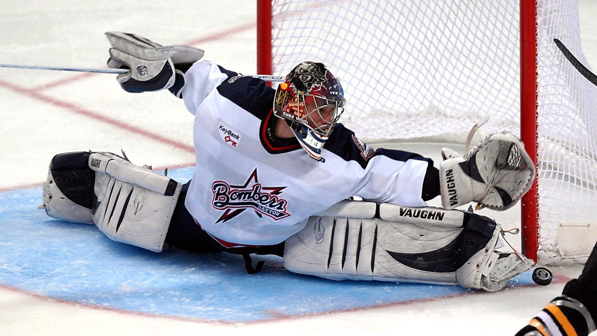 2018年季后赛：库里在与火箭的系列赛中投中史上最长距离的三分球，震撼全场！